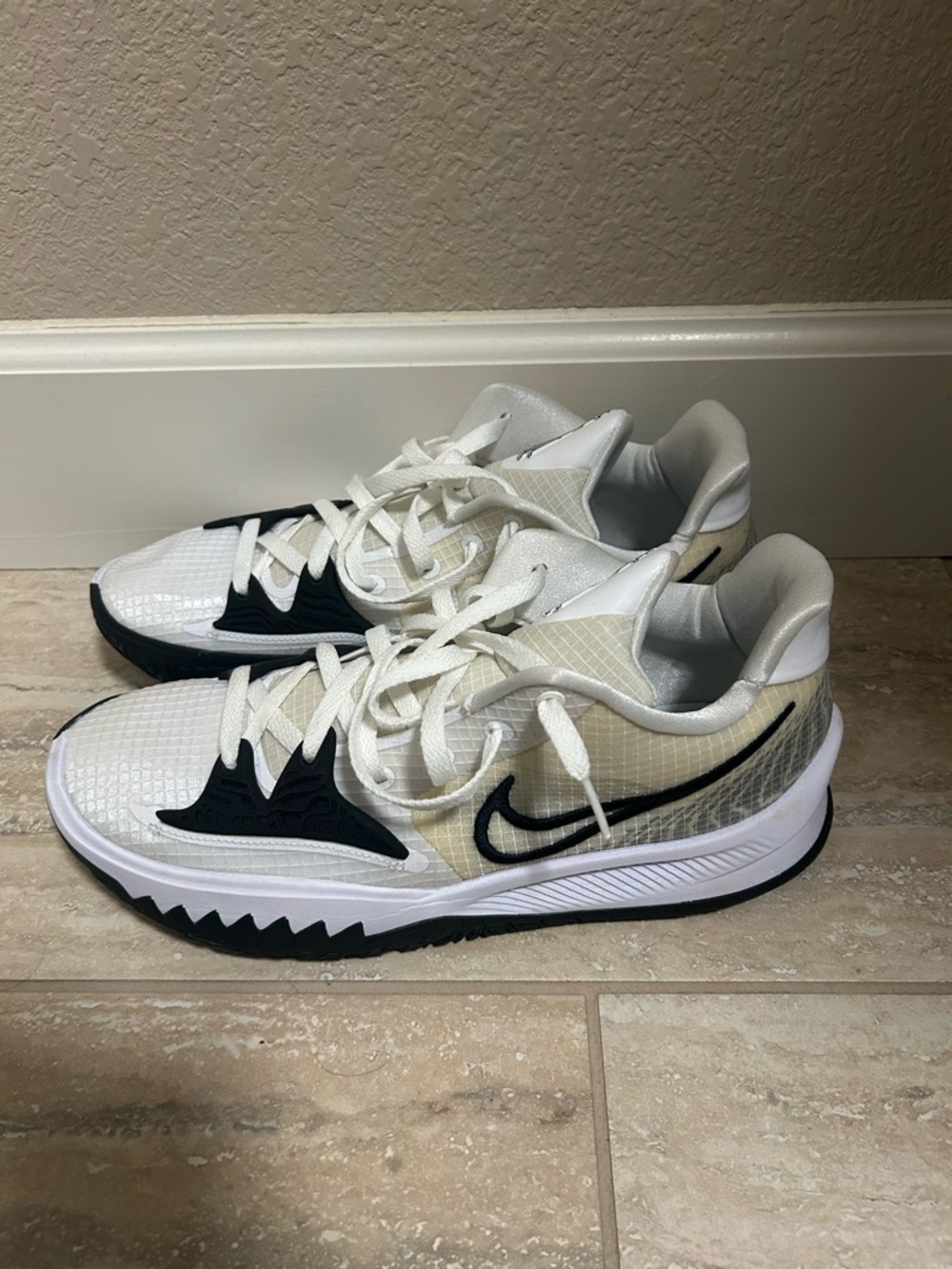 Kyrie Irving Men’s Nike White and Black Basketball shoes